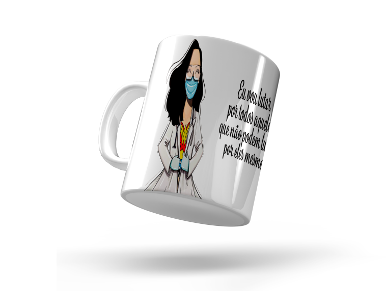 Imagem: Caneca personalizada com um desejo de uma mulher de mascara e com as mãos no bolso. Ao lado um texto escrito: 'Eu vou lutar por todos aqueles que não podem lutar por eles mesmos.'